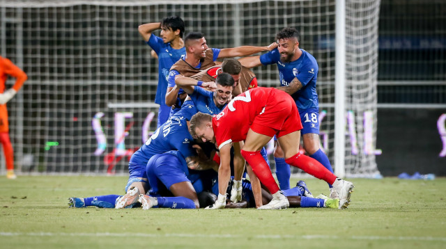 שחקני הפועל קריית שמונה חוגגים (צילום: מאור אלקסלסי)