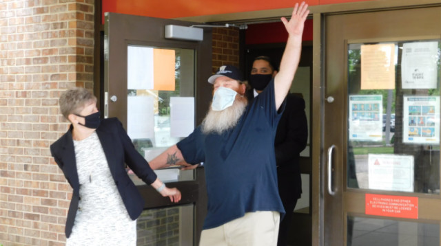 גילברט פול ג'וניור יוצא מהכלא אחרי 32 שנה (צילום: רויטרס)