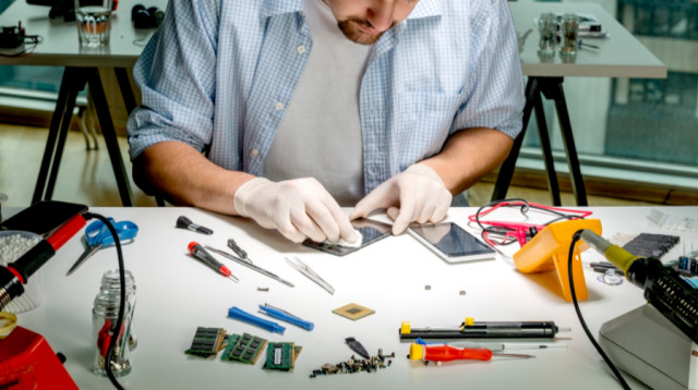 תיקון טלפון סלולארי (צילום: Canva)