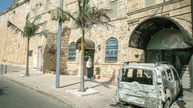 בית המלון השרוף בעכו (צילום: יוסי אלוני)