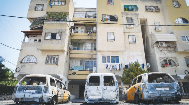 מכוניות שהוצתו במהלך המהומות בלוד (צילום: אבשלום ששוני, פלאש 90)