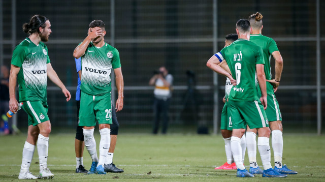 שחקני מכבי חיפה מאוכזבים (צילום: מאור אלקסלסי)