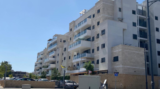 הרחוב בלוד בו הושלכו בקבוקי התבערה לעבר דירת משפחה יהודית (צילום: אבשלום ששוני)