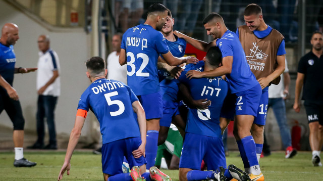 שחקני קריית שמונה חוגגים (צילום: מאור אלקסלסי)