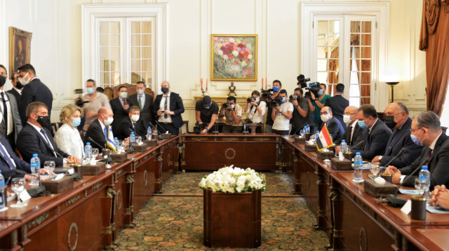 שר החוץ גבי אשכנזי ומקבילו המצרי סאמח שוקרי בארמון תחריר (צילום: משרד החוץ)