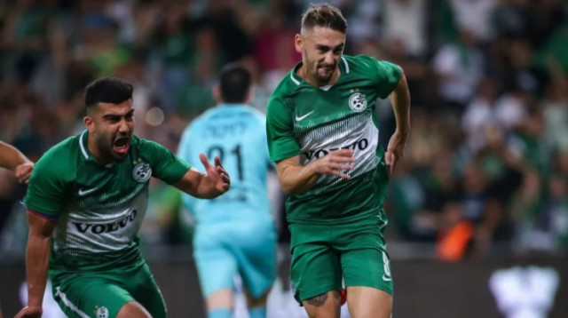 מכבי חיפה ואצילי חוגגים יתרון (צילום: מאור אלקסלסי)