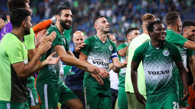 שחקני מכבי חיפה חוגגים (צילום: מאור אלקסלסי)