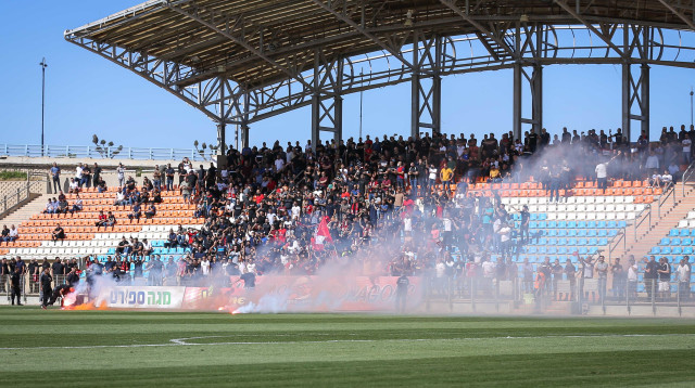 אבוקות במשחק של אום אל פאחם (צילום: מאור אלקסלסי)