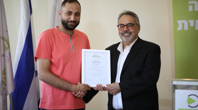 פרופ' יובל אלבשן, דיקן הקמפוסים הרב תרבותיים בקריה האקדמית אונו ופאדי קאסם  (צילום:  אדם אוברלנדר)