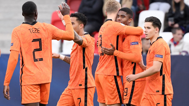 שחקני הולנד חוגגים (צילום: ATTILA KISBENEDEK/AFP via Getty Images)
