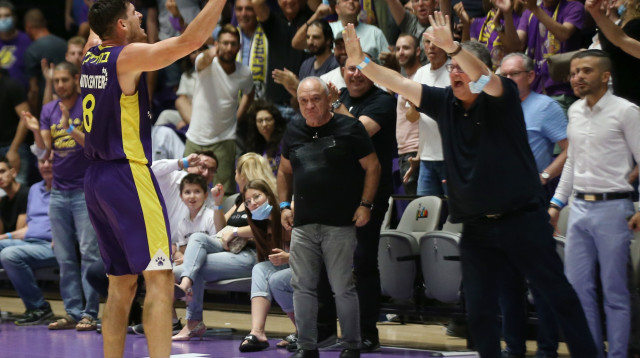 פרדריק בורדיון חוגג עם סטפאנוס דדאס (צילום: אודי ציטיאט)