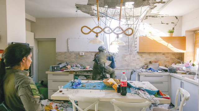 פגיעה ישירה בבית באשקלון (צילום: אדי ישראל, פלאש 90)