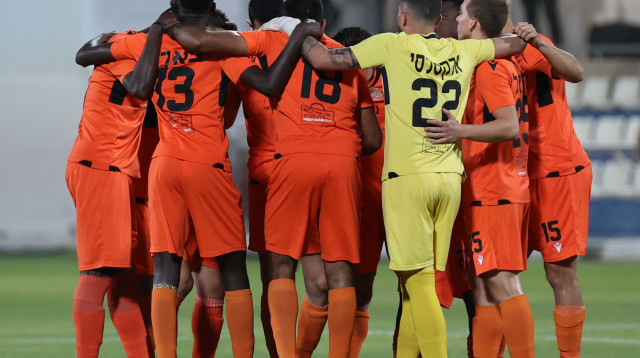 שחקני הפועל כפר שלם (צילום: דני מרון)