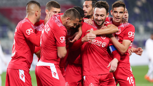 שחקני הפועל תל אביב חוגגים (צילום: דני מרון)