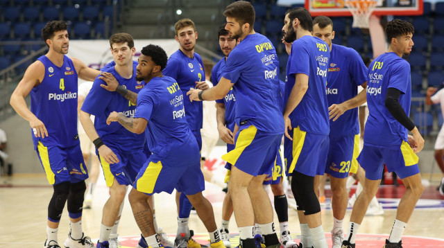 שחקני מכבי תל אביב (צילום: דני מרון‎)