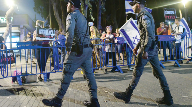 הפגנת תומכי נתניהו מול ביתה של שקד. ימים סוערים ובלתי צפויים (צילום: אבשלום ששוני, פלאש 90)