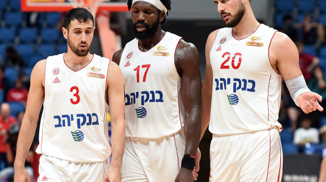 שחקני הפועל ירושלים (צילום: ברני ארדוב)