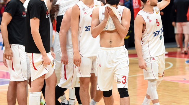 דניאל דנינו, אדם אריאל, שחקני הפועל ירושלים (צילום: ברני ארדוב)