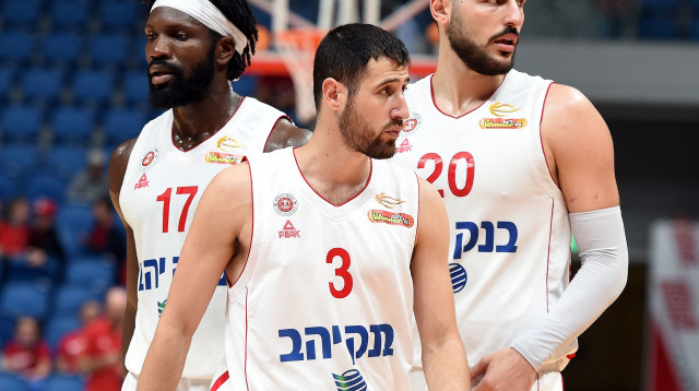 שחקני הפועל ירושלים (צילום: ברני ארדוב)