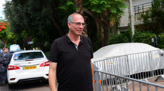 ניר אורבך בכניסה לביתו של בנט (צילום: אבשלום ששוני)