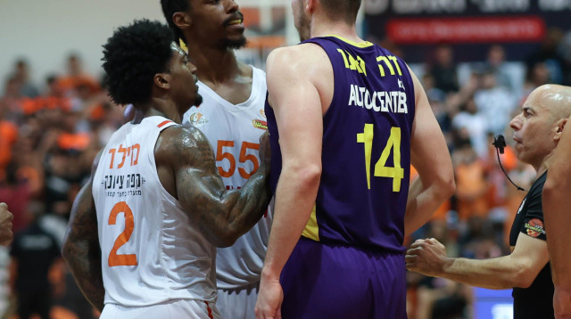 מקסים דה זאו מול ג'רום מיינסי ופטריק מילר (צילום: דני מרון)