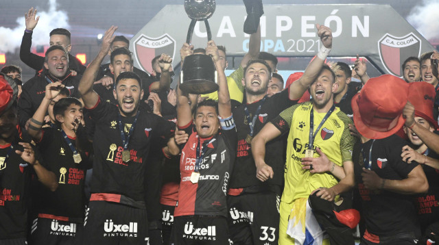 קולון סנטה פה זכתה בגביע הליגה (צילום: ANDRES LARROVERE/AFP via Getty Images)