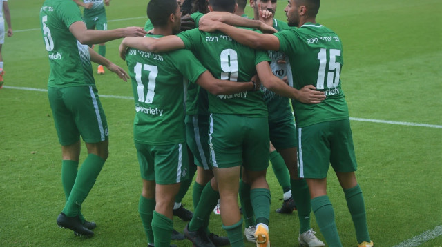 שחקני מכבי חיפה חוגגים (צילום: ג'ו הירש, האתר הרשמי של מכבי חיפה)