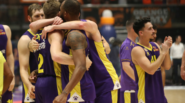 שחקני הפועל חולון חוגגים (צילום: אודי ציטיאט)