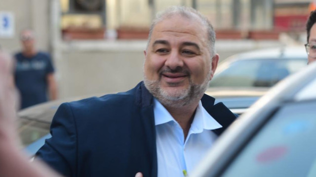 עבאס נכנס לפגישת ראשי סיעות "גוש השינוי" (צילום: %אבשלום ששוני%)