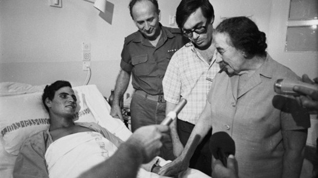 ראש הממשלה גולדה מאיר מבקרת פצוע ממלחמת יום כיפור (צילום: באדיבות ארכיון צה"ל במשרד הביטחון,דובר צה"ל)