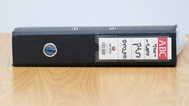 תיק התביעה במשפט הקצין שמת בכלא (צילום: אבשלום ששוני)