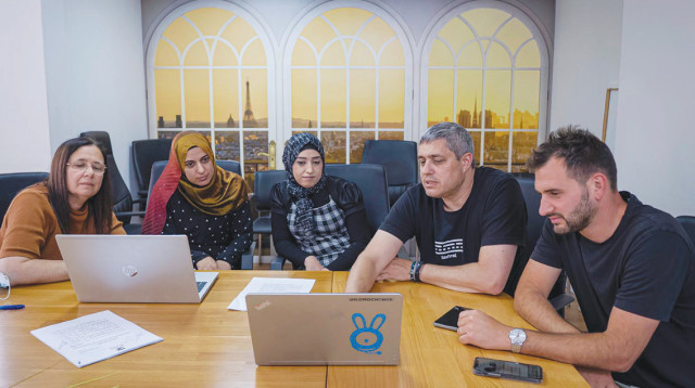 משתתפים במיזם. "לשבור מחסומים בין המגזרים" (צילום: איאד בלבל)