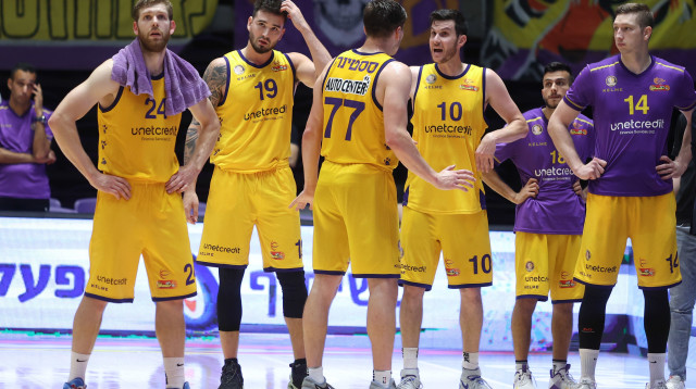 שחקני הפועל חולון מאוכזבים (צילום: דני מרון)