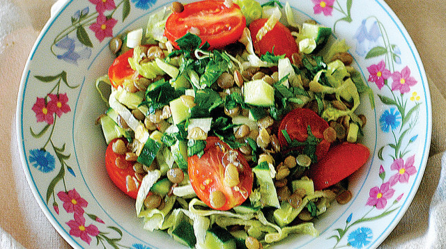 סלט עדשים וירקות (צילום: פסקל פרץ-רובין)