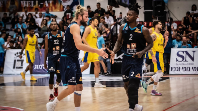 קייסי פראת'ר, יונתן שולדבראנד (צילום: רז גליל, מנהלת הכדורסל)