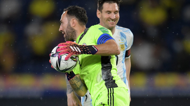 ליאו מסי, דויד אוספינה (צילום: RAUL ARBOLEDA/AFP via Getty Images)