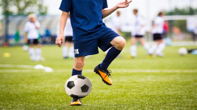 משחק כדורגל (צילום: Shutterstock)