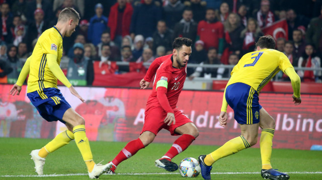 ויקטור לינדלוף שומר על הקאן צ'להאנולו (צילום: STR/AFP via Getty Images)