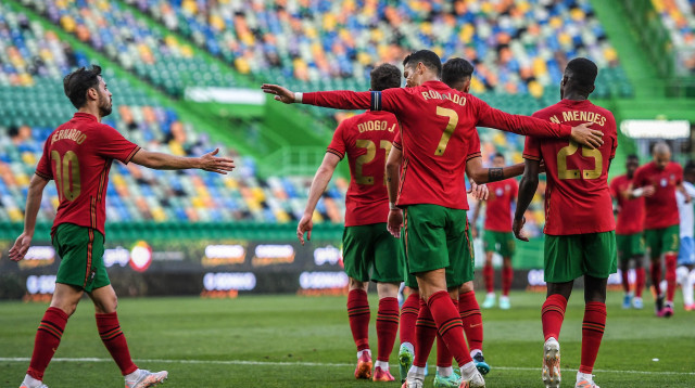 כריסטיאנו רונאלדו ושחקני נבחרת פורטוגל (צילום: PATRICIA DE MELO MOREIRA/AFP via Getty Images)