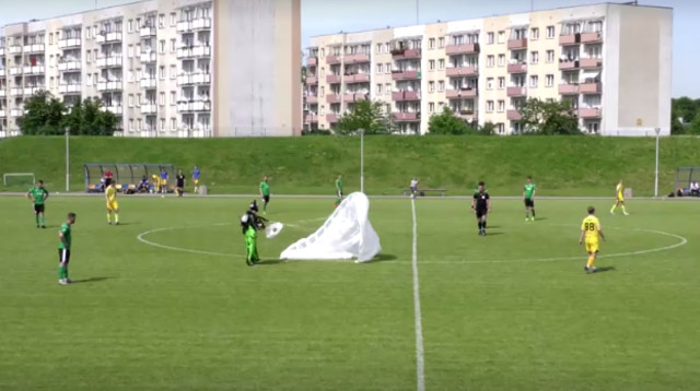 הנחיתה המצחיקה במרכז משחק כדורגל (צילום: צילום מסך מתוך רויטרס)