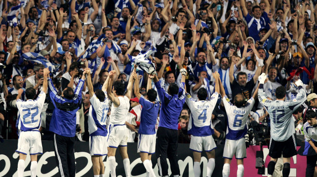 היוונים חוגגים את הזכייה ביורו (צילום: ARIS MESSINIS/AFP via Getty Images)