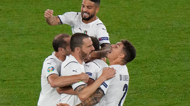 לורנצו אינסינייה ושחקני איטליה (צילום: ANDREW MEDICHINI/POOL/AFP via Getty Images)