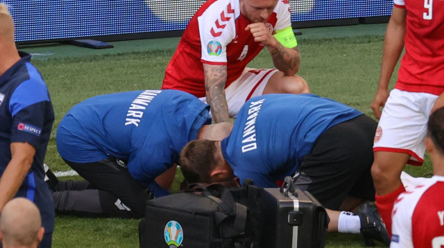 כריסטיאן אריקסן על הדשא (צילום: WOLFGANG RATTAY/POOL/AFP via Getty Images)