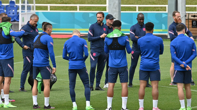 גארת' סאות'גייט ושחקני אנגליה (צילום: JUSTIN TALLIS/AFP via Getty Images)