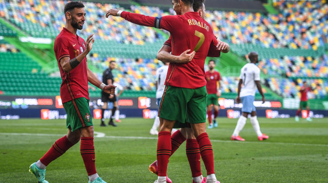 שחקני פורטוגל חוגגים עם כריסטיאנו רונאלדו (צילום: PATRICIA DE MELO MOREIRA/AFP via Getty Images)