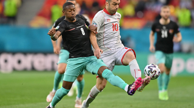 גוראן פאנדב במאבק עם דויד אלאבה (צילום: DANIEL MIHAILESCU/POOL/AFP via Getty Images)