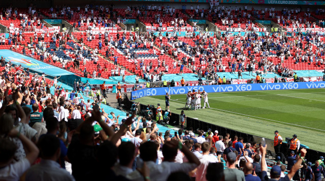 אוהדי נבחרת אנגליה חוגגים (צילום: Catherine Ivill/Getty Images)