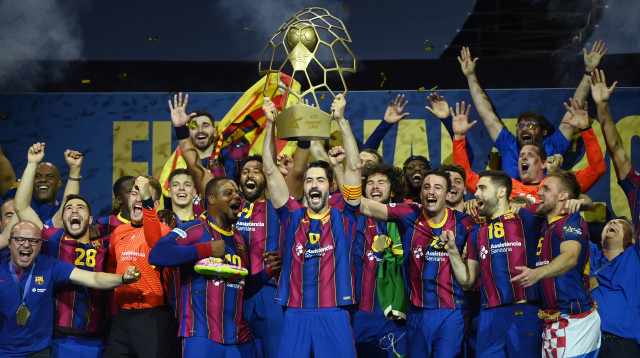 ברצלונה מניפה את גביע ליגת האלופות בכדוריד (צילום: INA FASSBENDER/AFP via Getty Images)