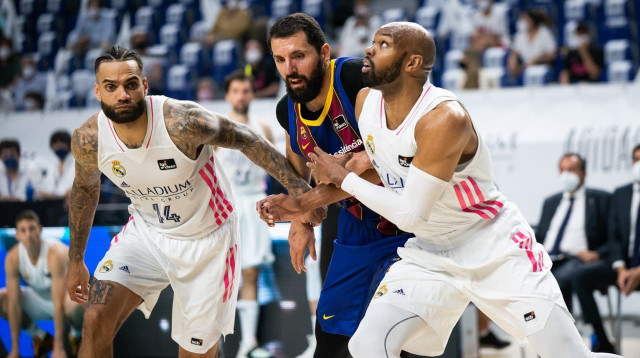 ניקולה מירוטיץ', אלכס טיוס, ג'פרי טיילור (צילום: Barça Basket Twitter)