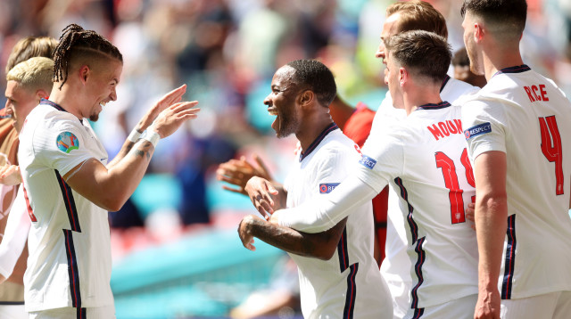 ראחים סטרלינג חוגג עם קלווין פיליפס (צילום: Carl Recine - Pool/Getty Images)